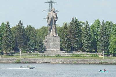 Монумент на впадении канала им. Москвы в Иваньковское водохранилище.